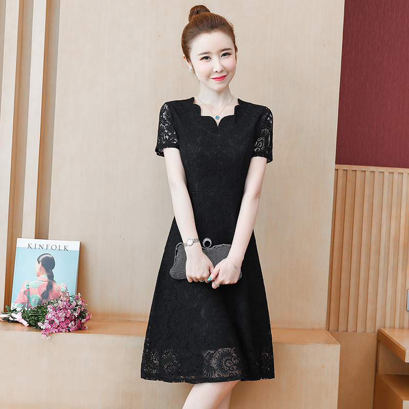 ชุดเดรสลูกไม้สีดำ แขนสั้น กระโปรงทรงบานคลุมเข่า แนวเรียบร้อยสวยสุภาพ