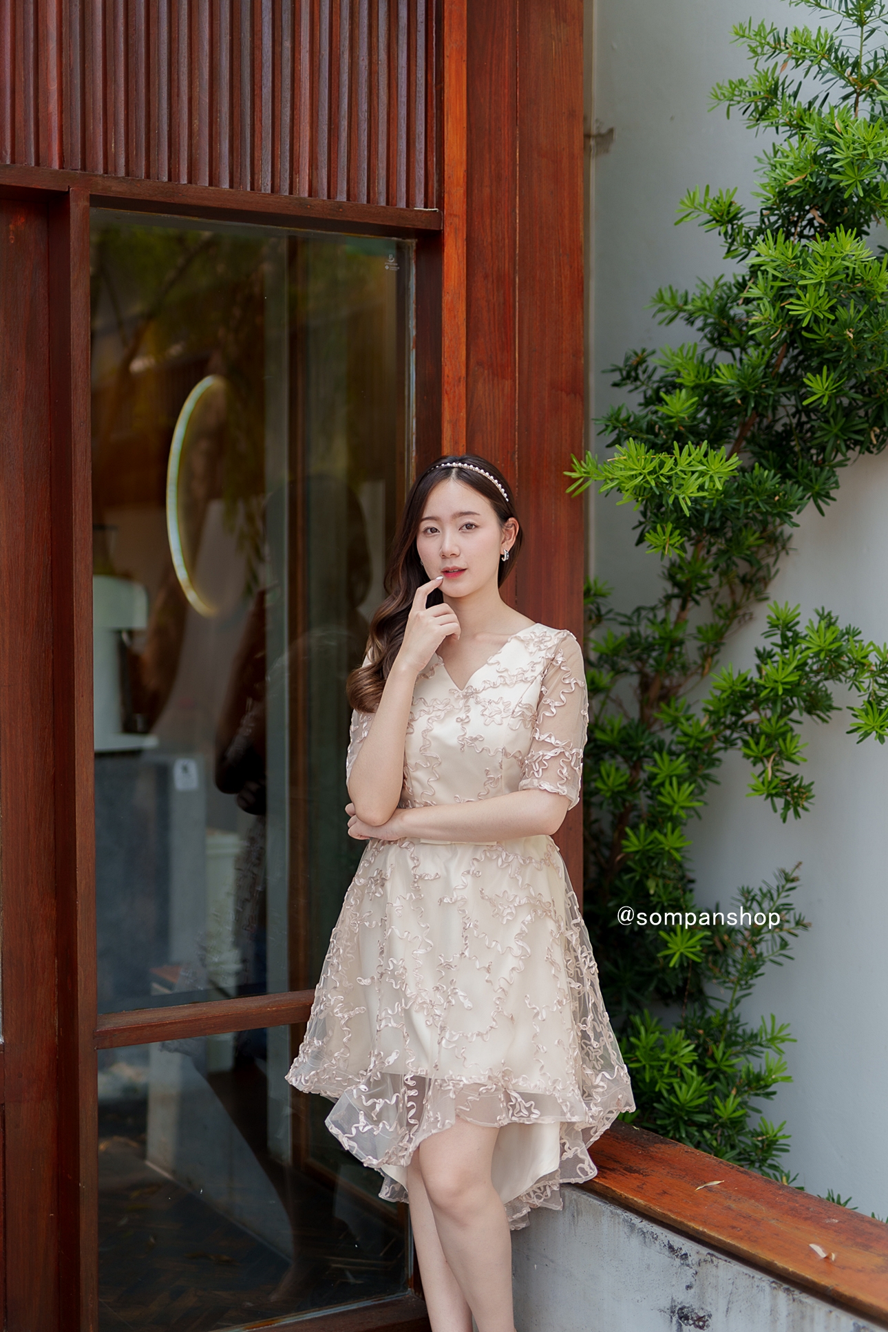 ชุดเดรสออกงานสีครีมเบจ คอวีปักลายนูน กระโปรงทรงบานหน้าสั้นหลังยาว แนวเรียบหรู สวย ดูดี ใส่เป็นชุดราตรี ชุดออกงาน ชุดไปงานแต่งงาน กลางวัน กลางคืน