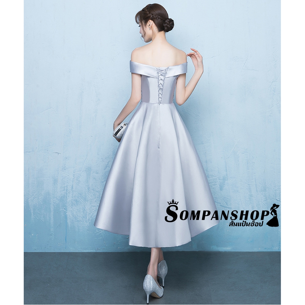 ชุดออกงานราตรียาวสีเทา ปักลายลูกไม้ เปิดไหล่ กระโปรงยาวหน้าสั้น-หลังยาว แนวสวยหวาน เรียบหรู ใส่ไปงานแต่งงาน ออกงาน งานราตรี งานบายเนียร์ งานเลี้ยง