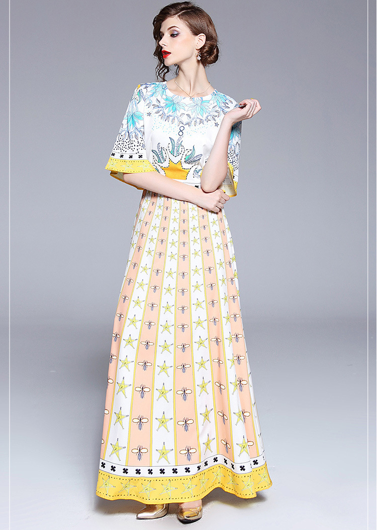 ชุดเดรสยาวสีเหลืองพิมพ์ลายดอกไม้ ลายดาว แขนสามส่วนทรงกว้าง กระโปรงยาวทรงบาน