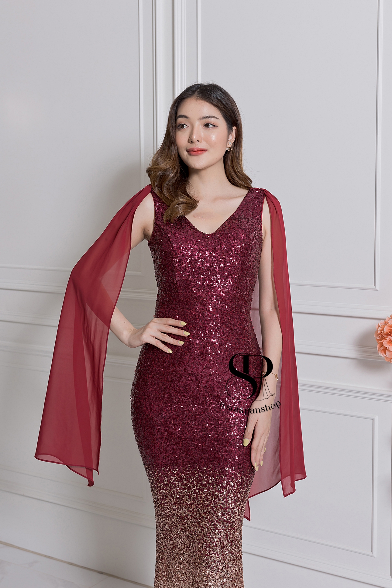 ชุดราตรียาวสีแดง แขนกุดแต่งระบายปักเลื่อมทั้งชุด กระโปรงทรงหางปลา เรียบหรูดูแพง สวยดูดี แบบสวยทันสมัย ใส่ออกงาน งานราตรี ไปงานแต่งกลางคืน