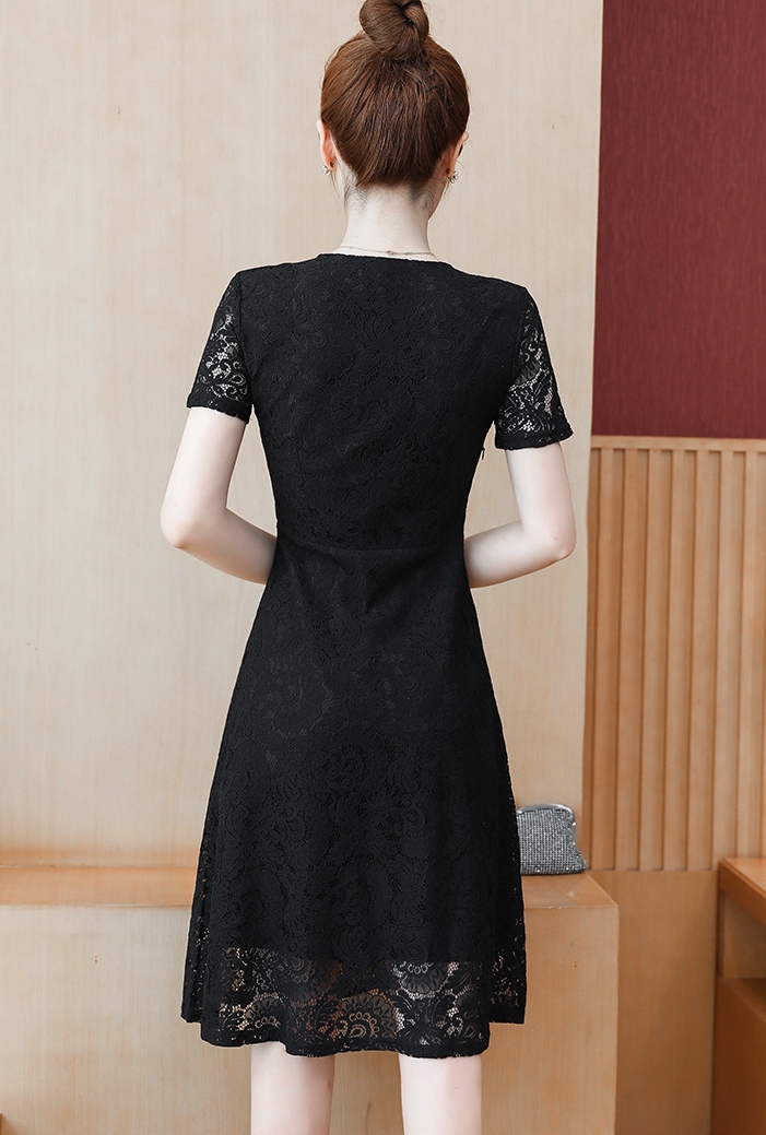 ชุดเดรสสั้นสีดำ ผ้าลูกไม้ แขนสั้น กระโปรงสั้นทรงบาน เดรสสีดำแนวเรียบร้อย สวย ดูดี สุภาพ