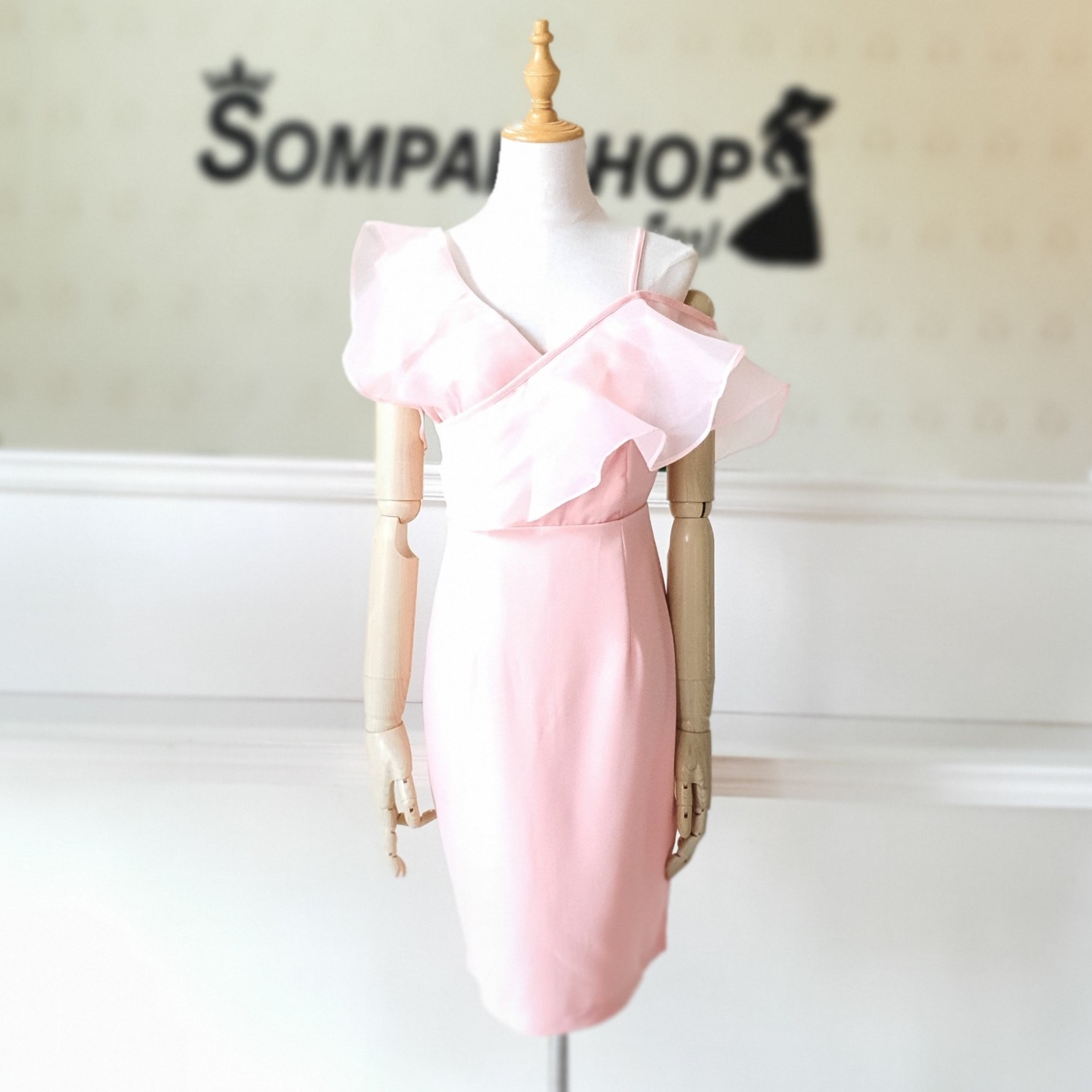 ชุดไปงานแต่งงานสีชมพูโอรส เดรสสั้นแต่งระบายผ้าไหมแก้ว แบบน่ารัก สวยๆ เรียบหรูดูแพง ชุดราตรี ชุดไปงานแต่งงาน ชุดออกงาน