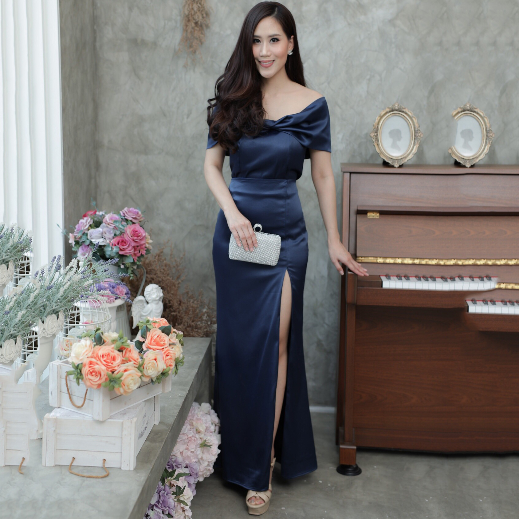 ชุดราตรียาวสีน้ำเงินกรมท่า เซ็ท2ชิ้น เสื้อเปิดไหล่ปิดต้นแขนมาคู่กับกระโปรงยางทรงหางปลาผ่าหน้า