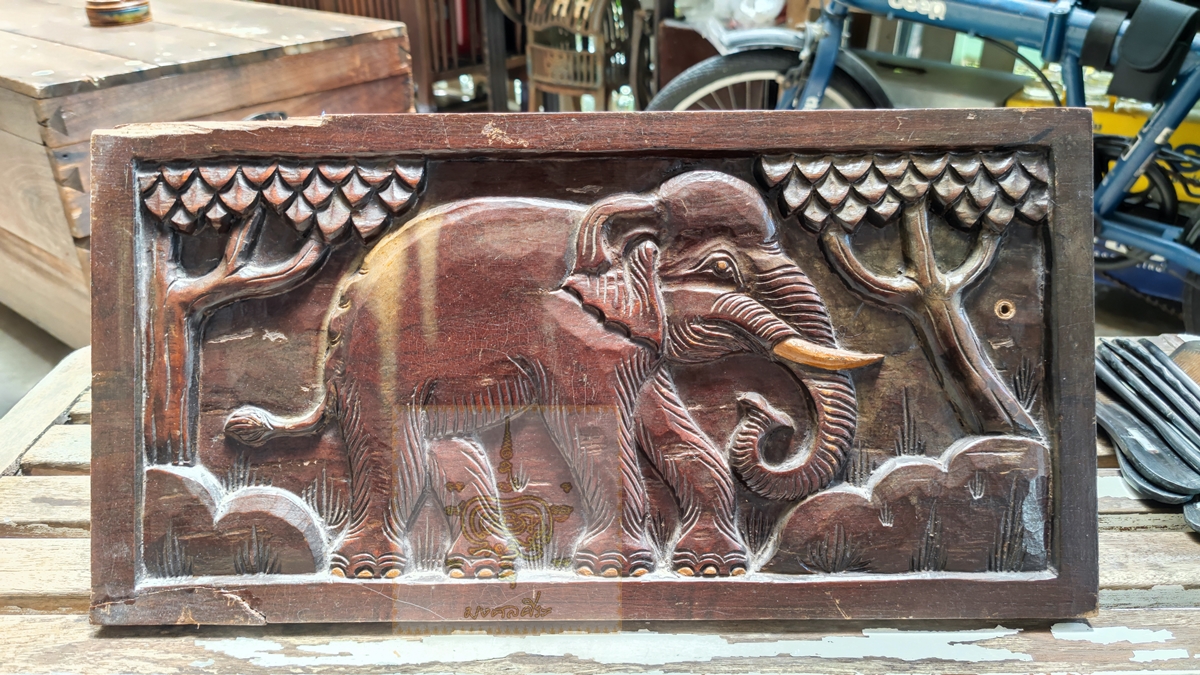 แผ่นไม้แกะสลัก รูปช้าง งานเก่าโบราณ