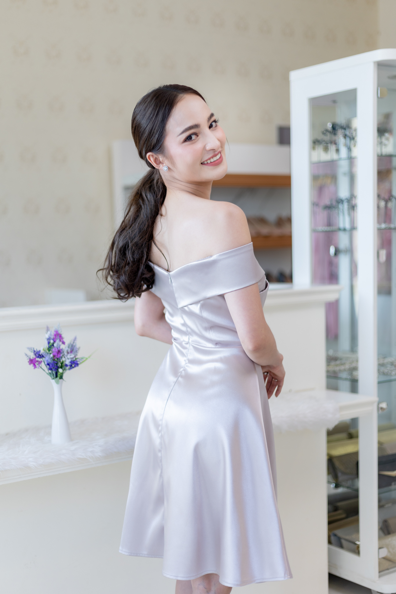 ชุดไปงานแต่งสีเทา ปาดไหล่ปิดต้นแขนปาดไหล่ปิดต้นแขนพรางต้น แนวเรียบหรู สวย ดูดี ชุดออกงาน ชุดราตรี