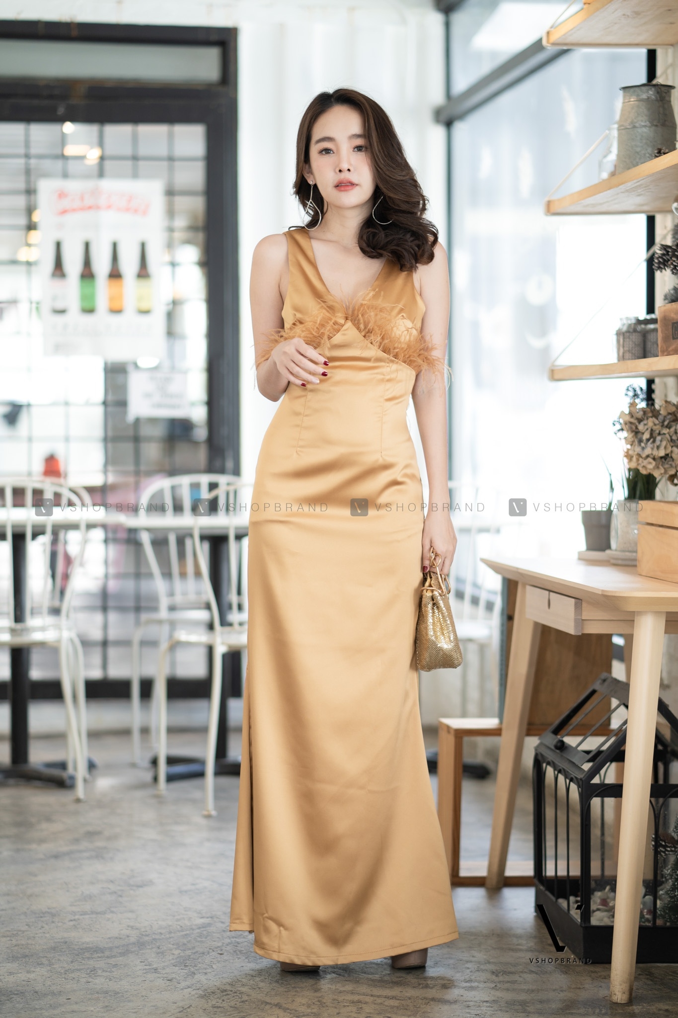 ชุดราตรี ชุดออกงาน ชุดไปงานแต่งงานสีทอง แต่งขนนกช่วงอก คอวี แขนกุด กระโปรงยาวทรงเข้ารูปหางปลา