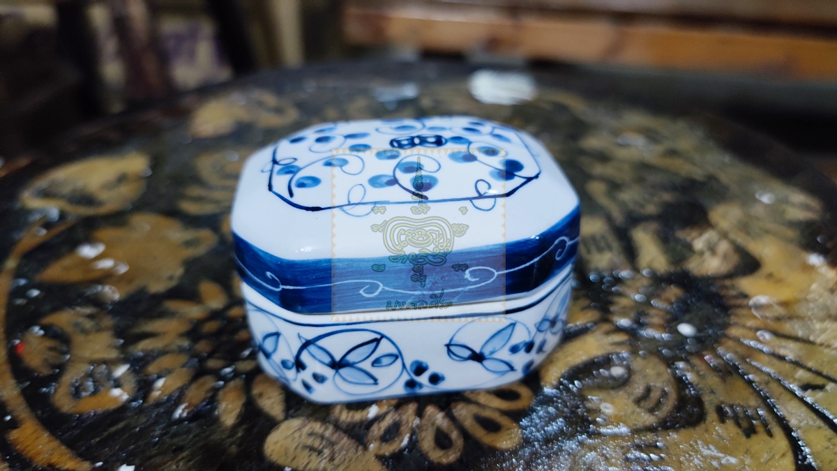 ตลับลายคราม เหลี่ยม