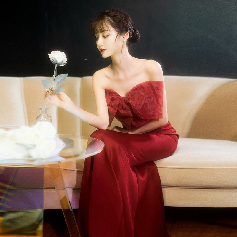 ชุดราตรียาวสีแดง เกาะอกแต่งโบว์ แนวเรียบหรู สวยดูแพง ใส่ออกงานราตรี งานแต่งงานกลางคืน