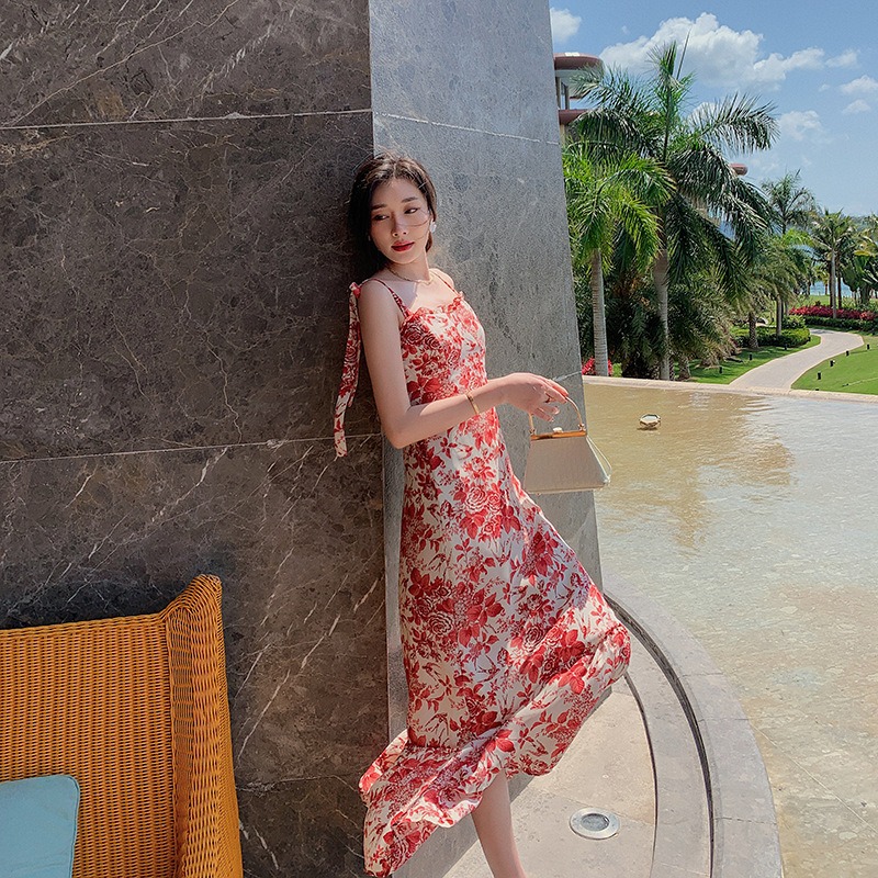 ชุดเดรสยาวลายดอกไม้สีแดง สายเดี่ยว ทรงปล่อย ผ้าชีฟอง แฟชั่นชุดใส่เที่ยวทะเล ไอเดียชุดแต่งตัวไปเที่ยวทะเล ใครมีแพลนไปทะเลแต่ยังไม่ได้หาชุดต้องดู