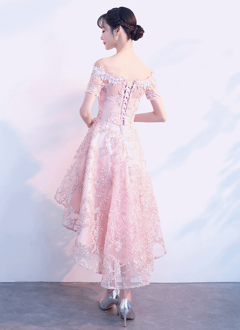 ชุดเดรสออกงานสีชมพูโอรส ปักลายนูน ทรงเปิดไหล่ กระโปรงทรงบานหน้าสั้นหลังยาว แนวเรียบหรู สวย ดูดี ใส่เป็นชุดราตรี ชุดออกงาน ชุดไปงานแต่งงาน กลางวัน กลางคืน