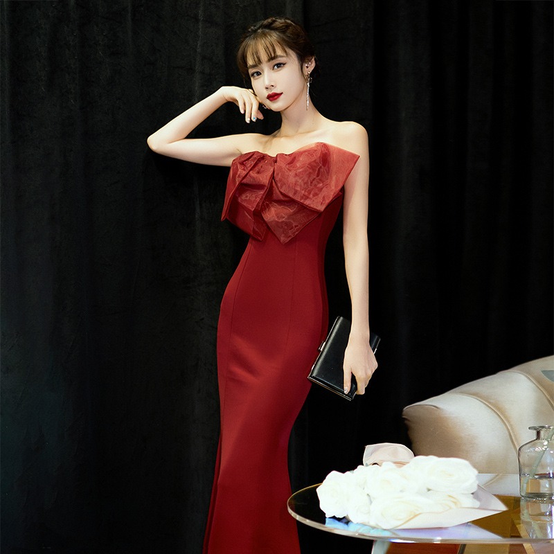 ชุดราตรียาวสีแดง เกาะอกแต่งโบว์ แนวเรียบหรู สวยดูแพง ใส่ออกงานราตรี งานแต่งงานกลางคืน