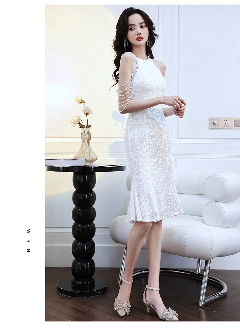 ชุดราตรียาวสีขาว แขนแต่งลูกปัก ผ้าปักเลื่อม แนวเรียบหรูดูแพง สวยดูดี เหมาะสำหรับชุดออกงานต่างๆ ชุดราตรี ชุดไปงานแต่งงาน ชุดงานประกวด งานรับรางวัล