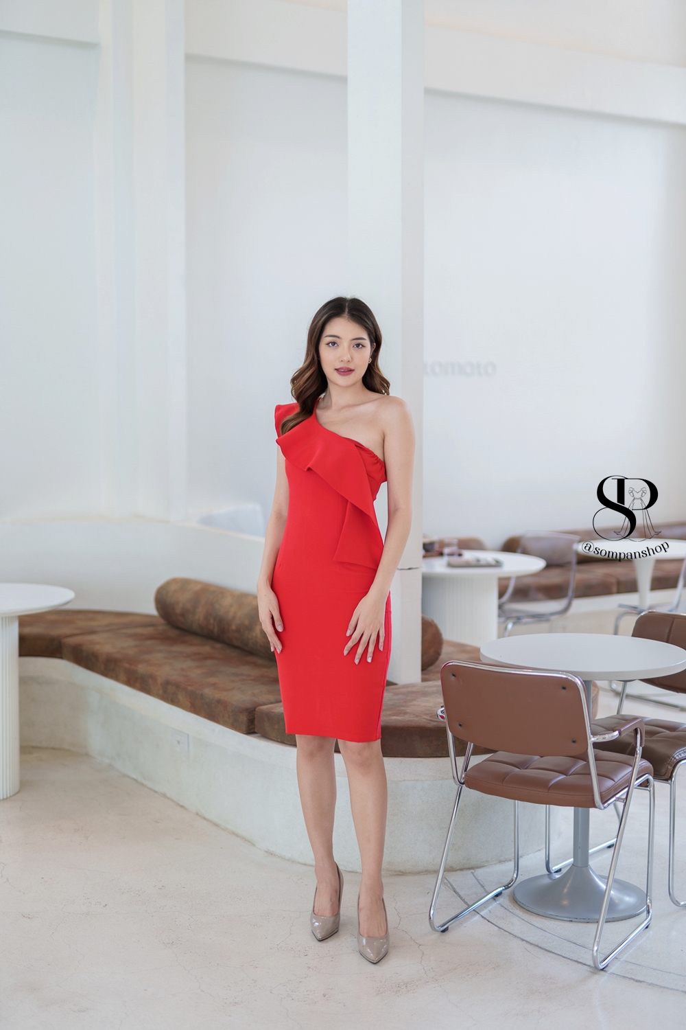 ชุดไปงานแต่งสีแดง เดรสสั้นทรงเข้ารูป ไหล่เฉียงแต่งระบาย แนวเรียบหรูดูแพง สวยดูดี
