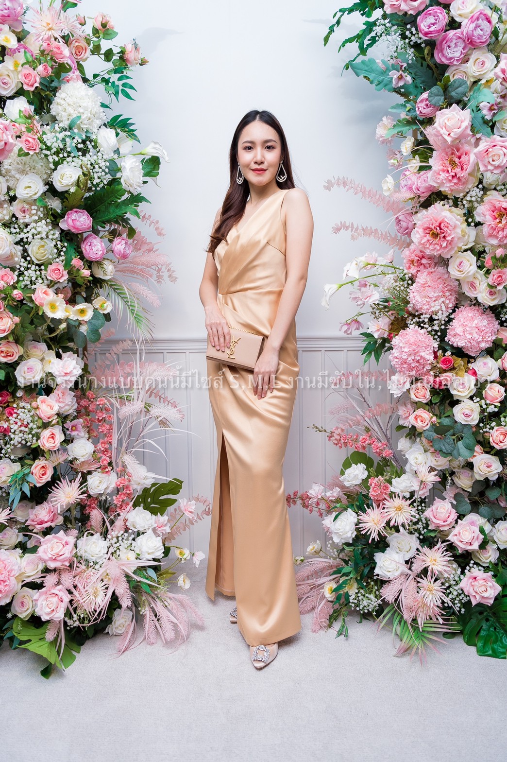 ชุดไปงานแต่งงานสีทอง สายเดี่ยว เอวจีบข้าง แนวเรียบหรู สวยดูดี ใส่ไปงานแต่งงาน ชุดออกงาน ชุดราตรี