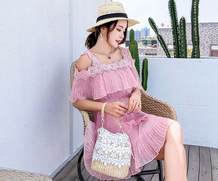 ชุดเทียวทะเล เดรสสั้นสีชมพู กระโปรงสั้นทรงขนมชั้นแต่งระบายสองชั่น