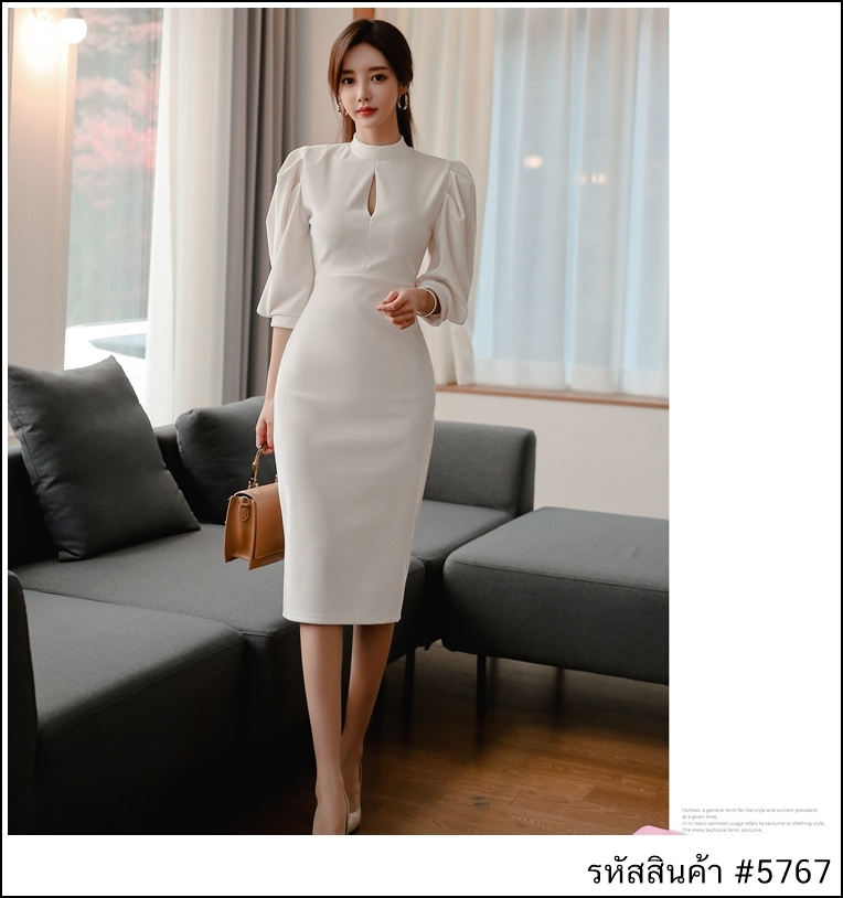 ชุดเดรสสั้นสีขาว ทรงเข้ารูป แขนสามส่วน แนวเรียบหรู สวยดูดี