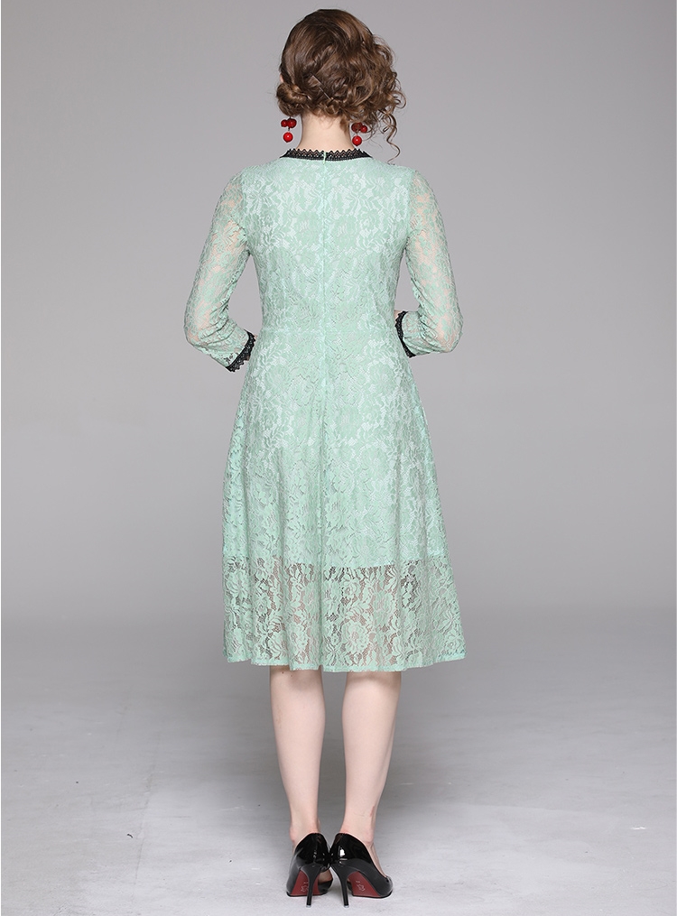 ชุดเดรสลูกไม้สีเขียว