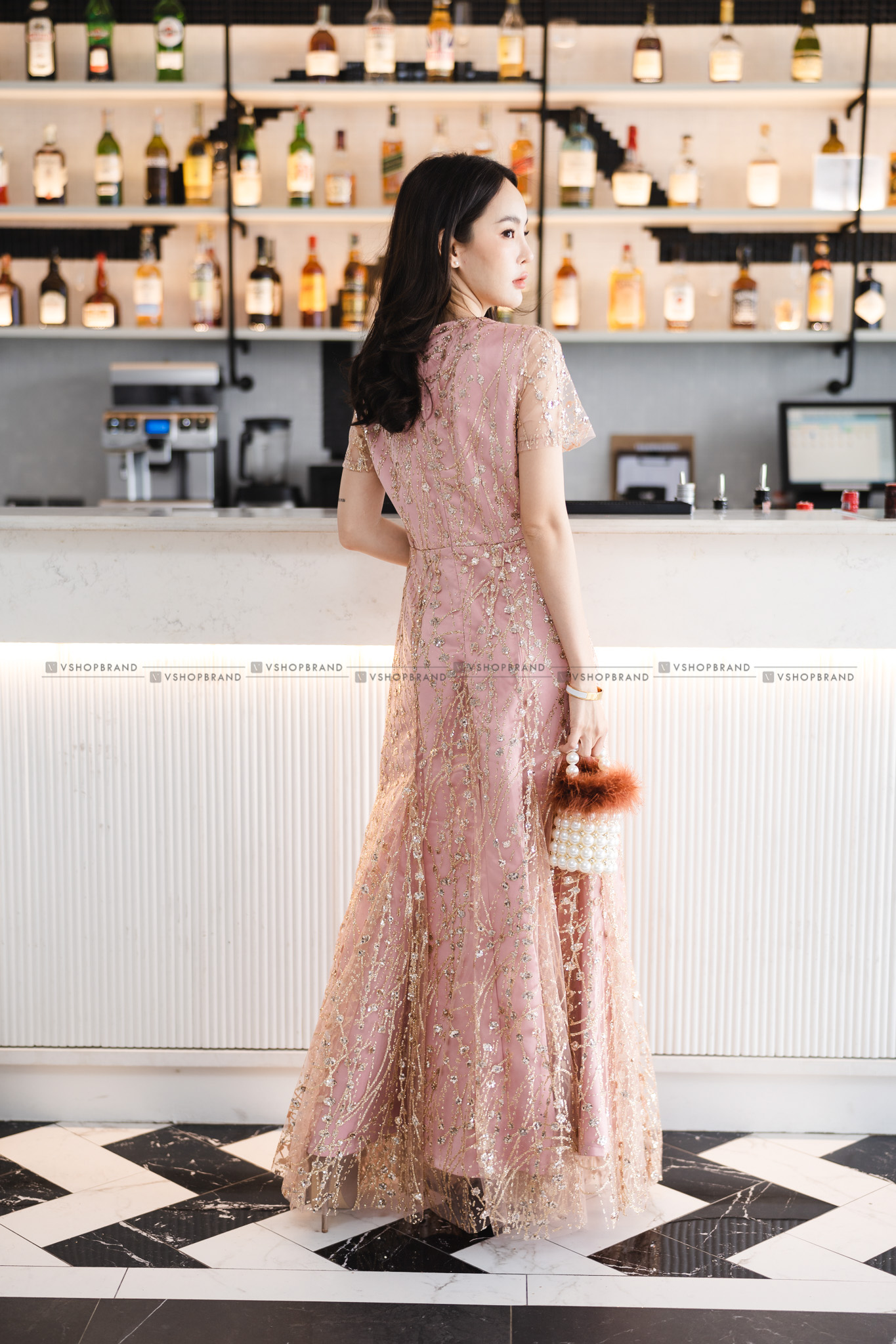 ชุดออกงานราตรียาวสีชมพู ผ้ากากเพชรคริสตรัลระยิบระยับ แขนสั้น กระโปรงยาวทรงเอบาน แนวเรียบหรู สวยสง่า ดูแพง เหมาะสำหรับใส่ออกงานราตรี ไปงานแต่งกลางคืน