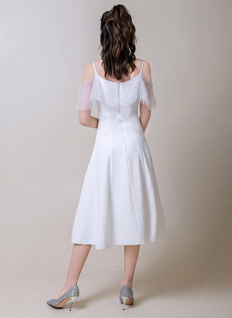 ชุดเดรสออกงานสีขาวสไตล์มินิมอล