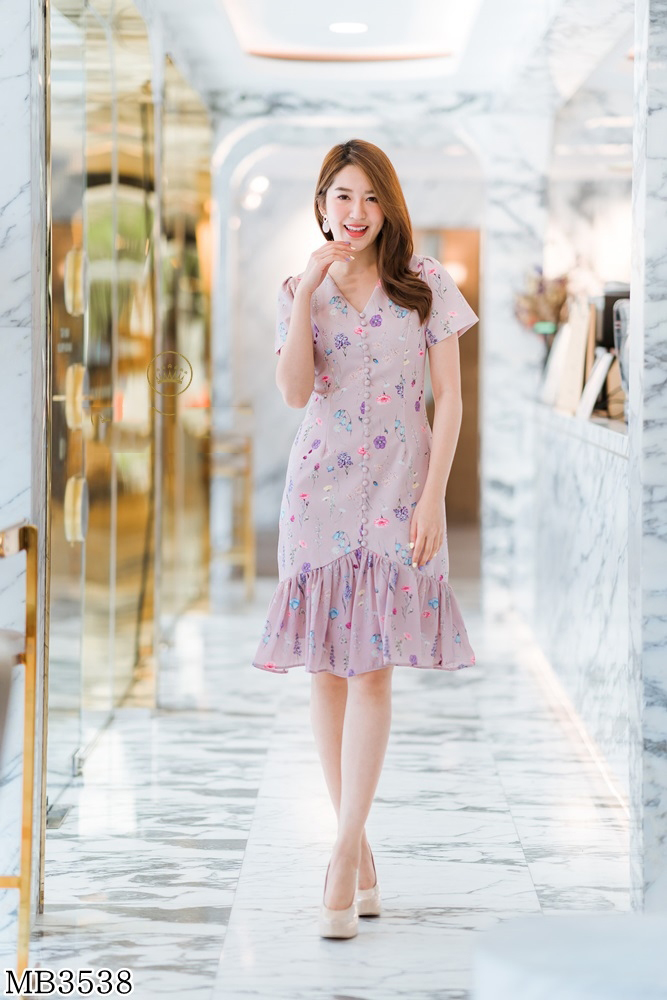 ชุดเดรสสั้นสีชมพูลายดอกไม้ คอวี แขนสั้น กระโปรงสั้นทรงเข้ารูปชายแต่งระบาย