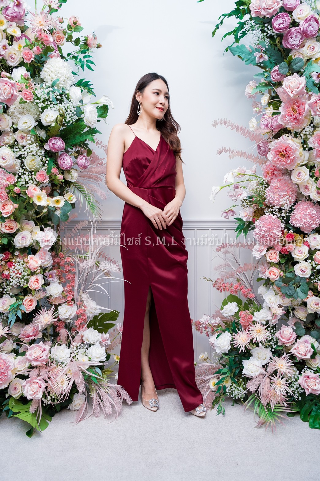 ชุดไปงานแต่งงานสีแดง เดรสออกงาน สายเดี่ยว เอวจีบข้าง แนวเรียบหรู สวยดูดีมากๆ