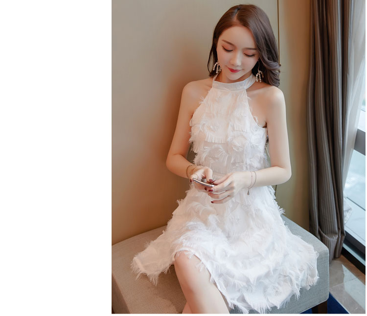 ชุดเดรสสั้นสีขาว แต่งขนน่ารักฟุ้งฟริ้ง คอสูง เว้าหัวไหล่ กระโปรงสั้นทรงบาน