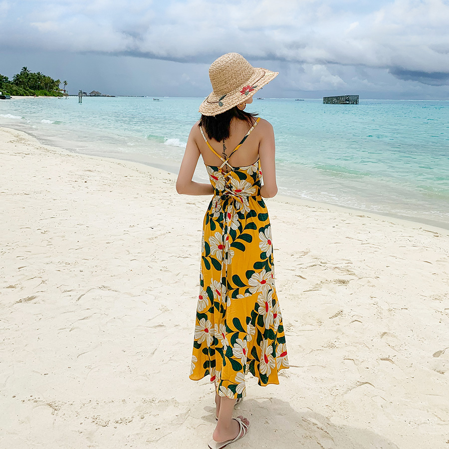 ชุดเดรสยาวลายดอกไม้สีเหลือง สายเดี่ยว แฟชั่นชุดไปเที่ยวทะเลสวยๆ ใส่เดินเล่นริมทะเล ใส่ถ่ายรูป
