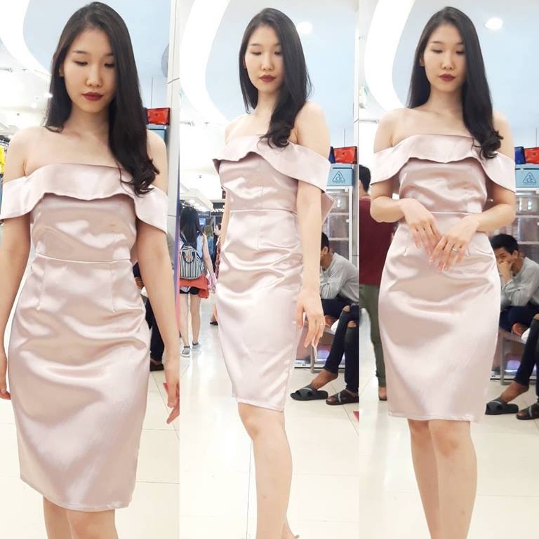 ชุดออกงานราตรีสั้นสีชมพูพิงค์โกล์ เปิดไหล่แต่งโบว์หลัง ทรงเข้ารูป ชุดทรงสวย ใส่แล้วดูผอม