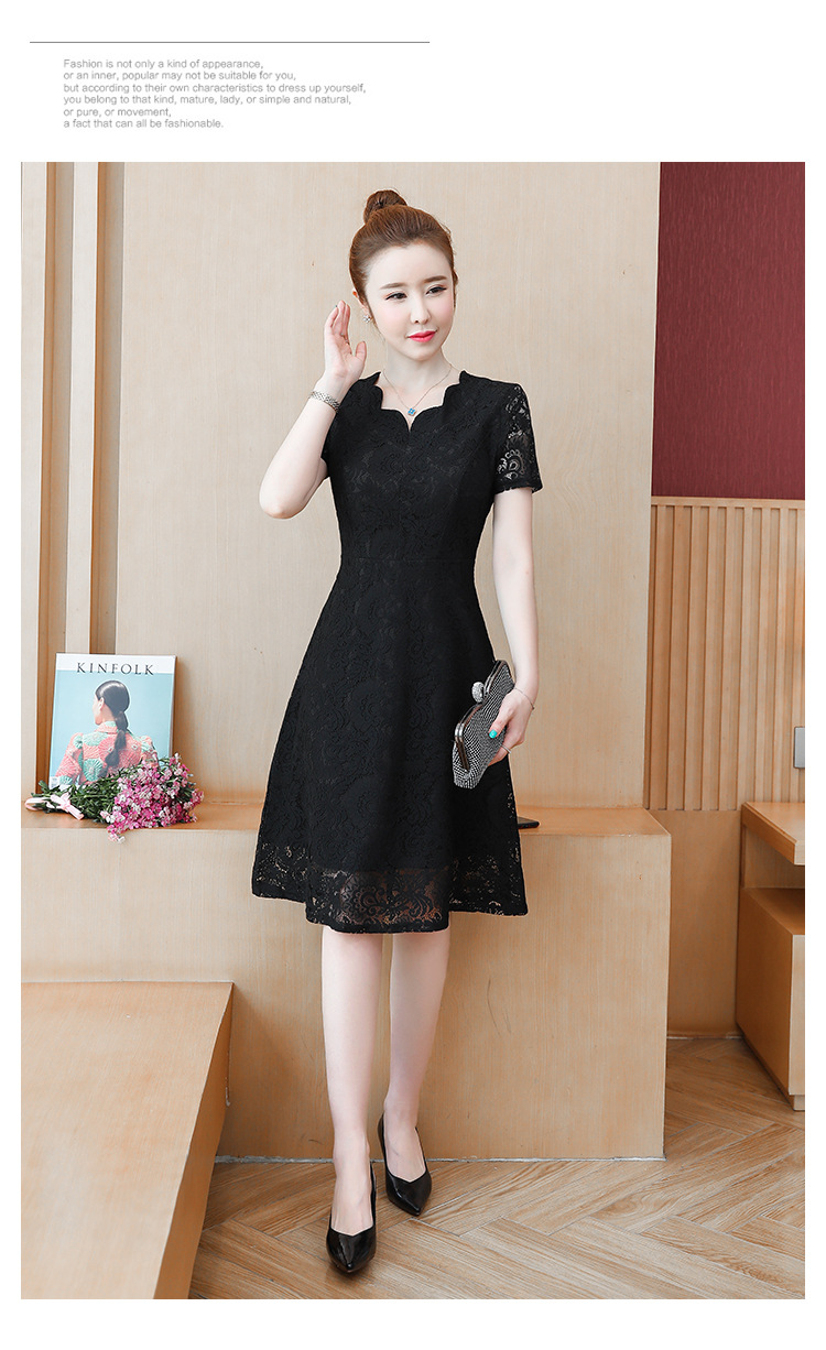 ชุดเดรสลูกไม้สีดำ แขนสั้น กระโปรงทรงบานคลุมเข่า แนวเรียบร้อยสวยสุภาพ