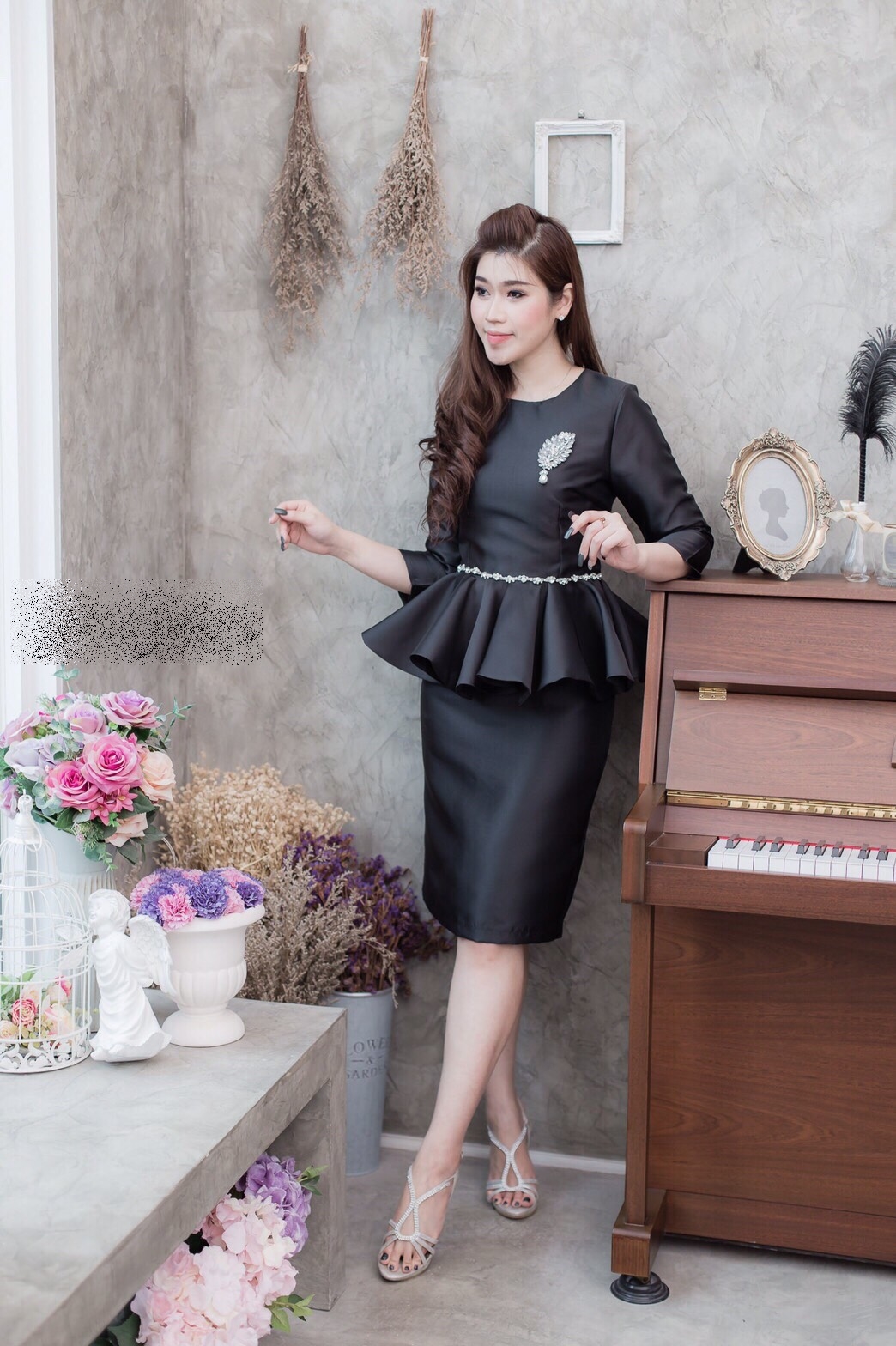 ชุดทำงานสีดำแนวเรียบร้อย สวยหรู ดูดี ผ้าไหมแขนสามส่วน เอวระบาย + บกระโปรงผ้าไหมสีพื้นเข้าเซ็ต