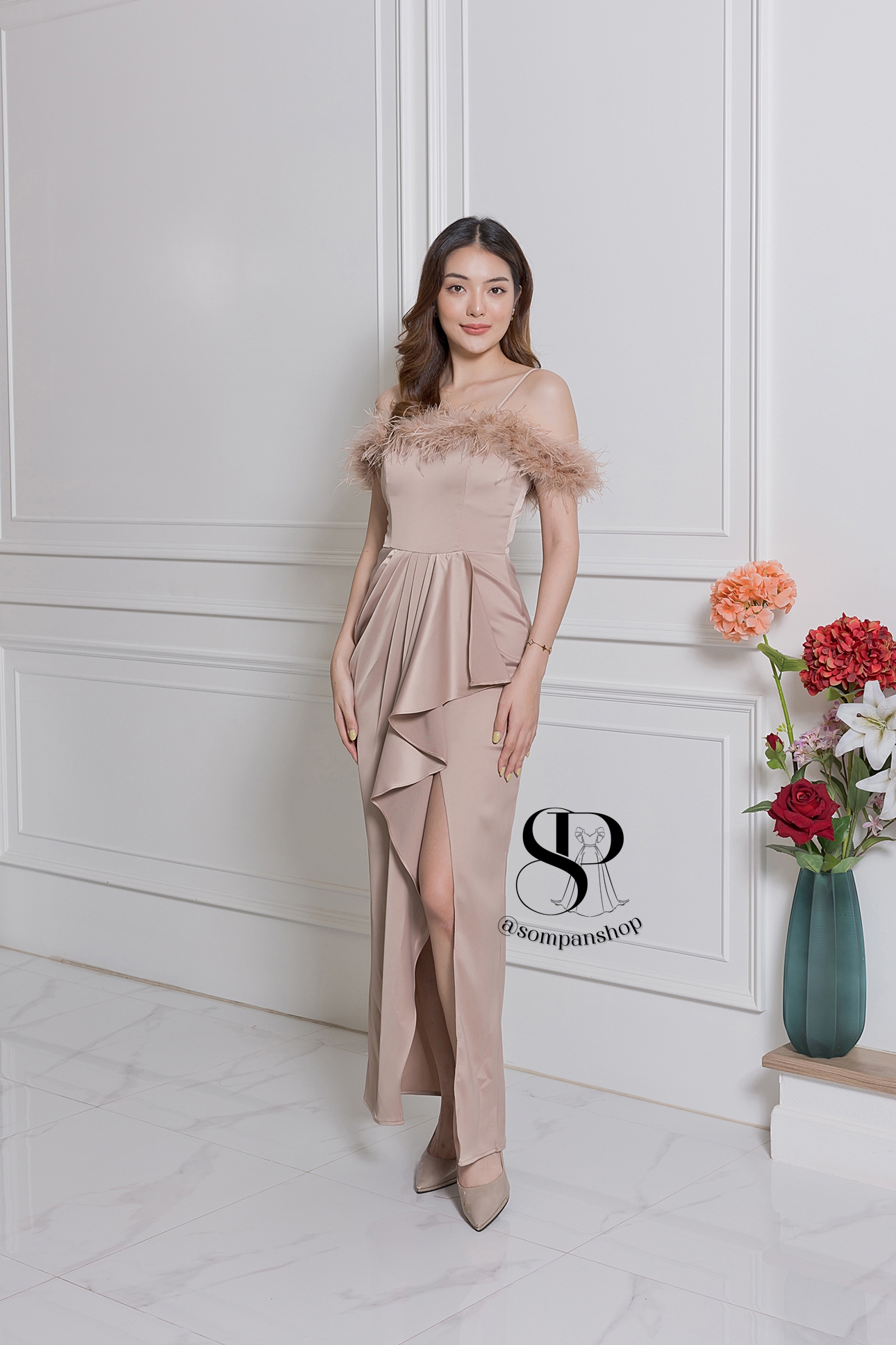 ชุดราตรียาวสีทอง ทรงปาดไหล่ แต่งขนนก เหมาะสำหรับใส่เป็นชุดราตรี ชุดไปงานแต่งงาน ชุดเพื่อนเจ้าสาว ชุดไปงานเลี้ยงต่างๆ