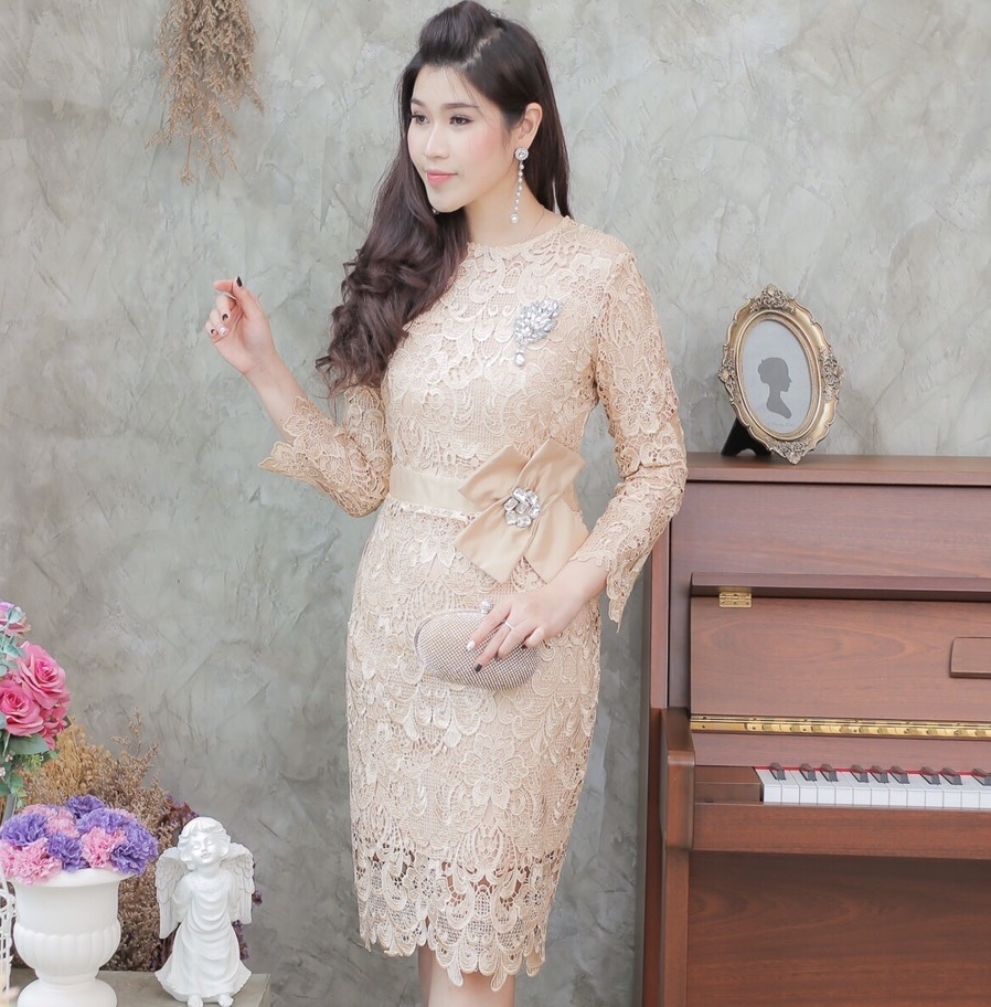 ชุดเดรสออกงานสีทอง เข้ารูป ผ้าลูกไม้ เกรดพรีเมี่ยม แนวเรียบหรู สวยสง่า ดูดี ใส่ออกงานได้ทั้งงานกลางวัน / งานกลางคืน