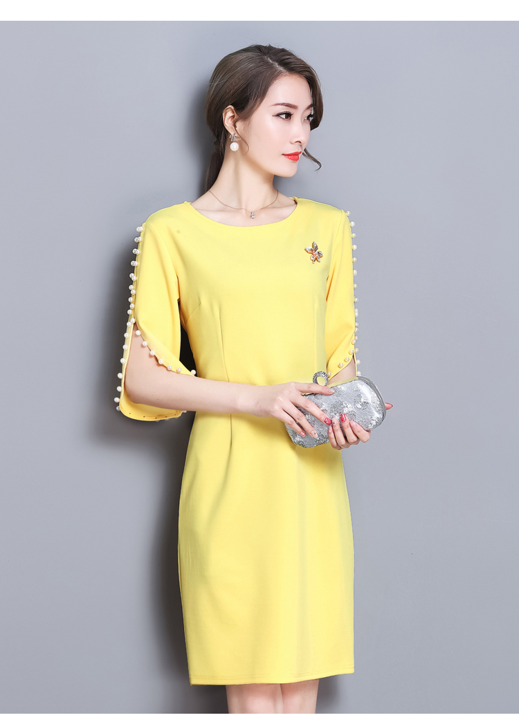 ชุดเดรสสั้นสีเหลือง แขนแต่งมุก ทรงตรง แถมฟรีเข็มกลัดดอกไม้