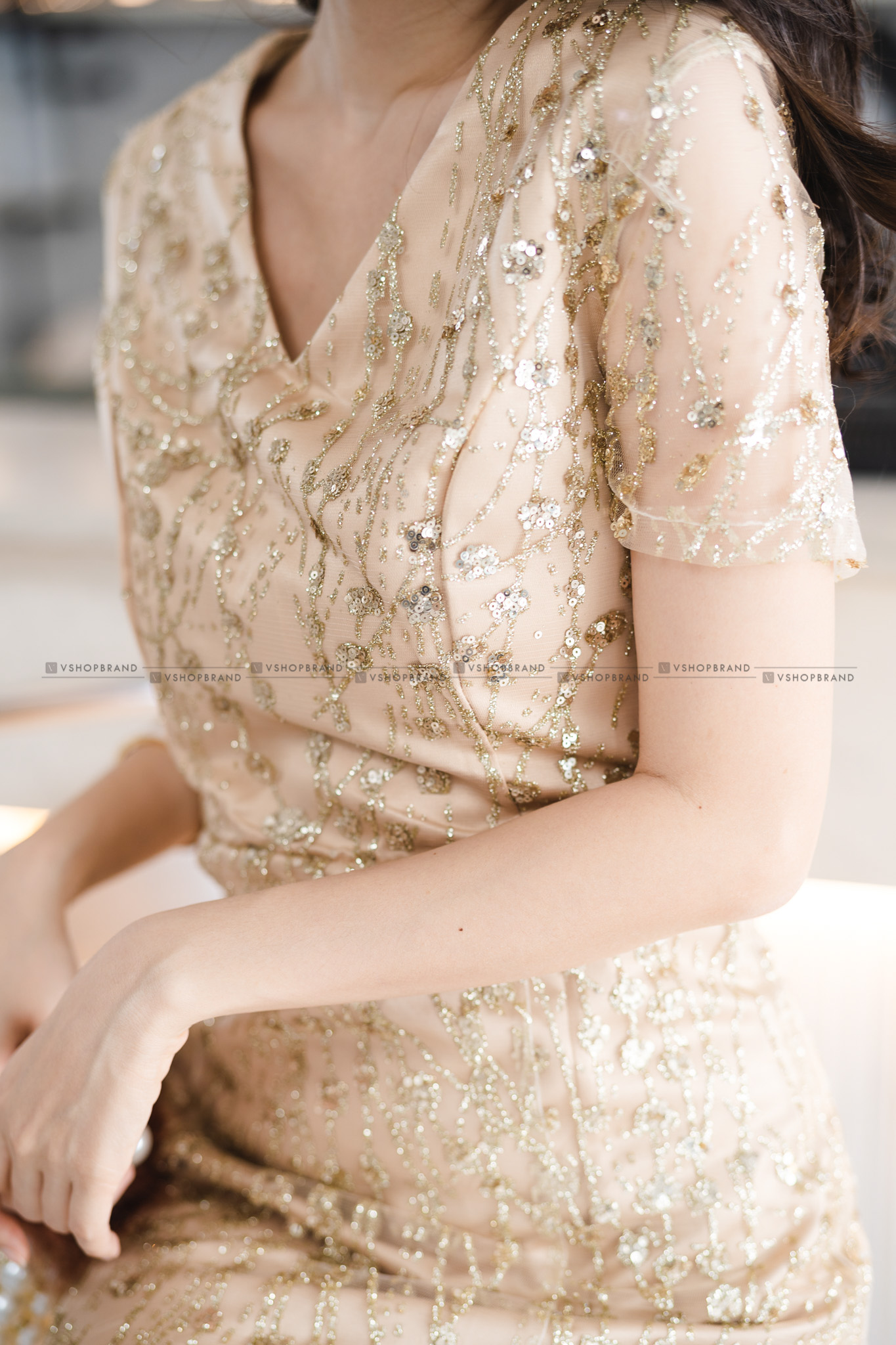 ชุดออกงานราตรียาวสีทอง ผ้ากากเพชรคริสตรัลระยิบระยับ แขนสั้น กระโปรงยาวทรงเอบาน แนวเรียบหรู สวยสง่า ดูแพง เหมาะสำหรับใส่ออกงานราตรี ไปงานแต่งกลางคืน