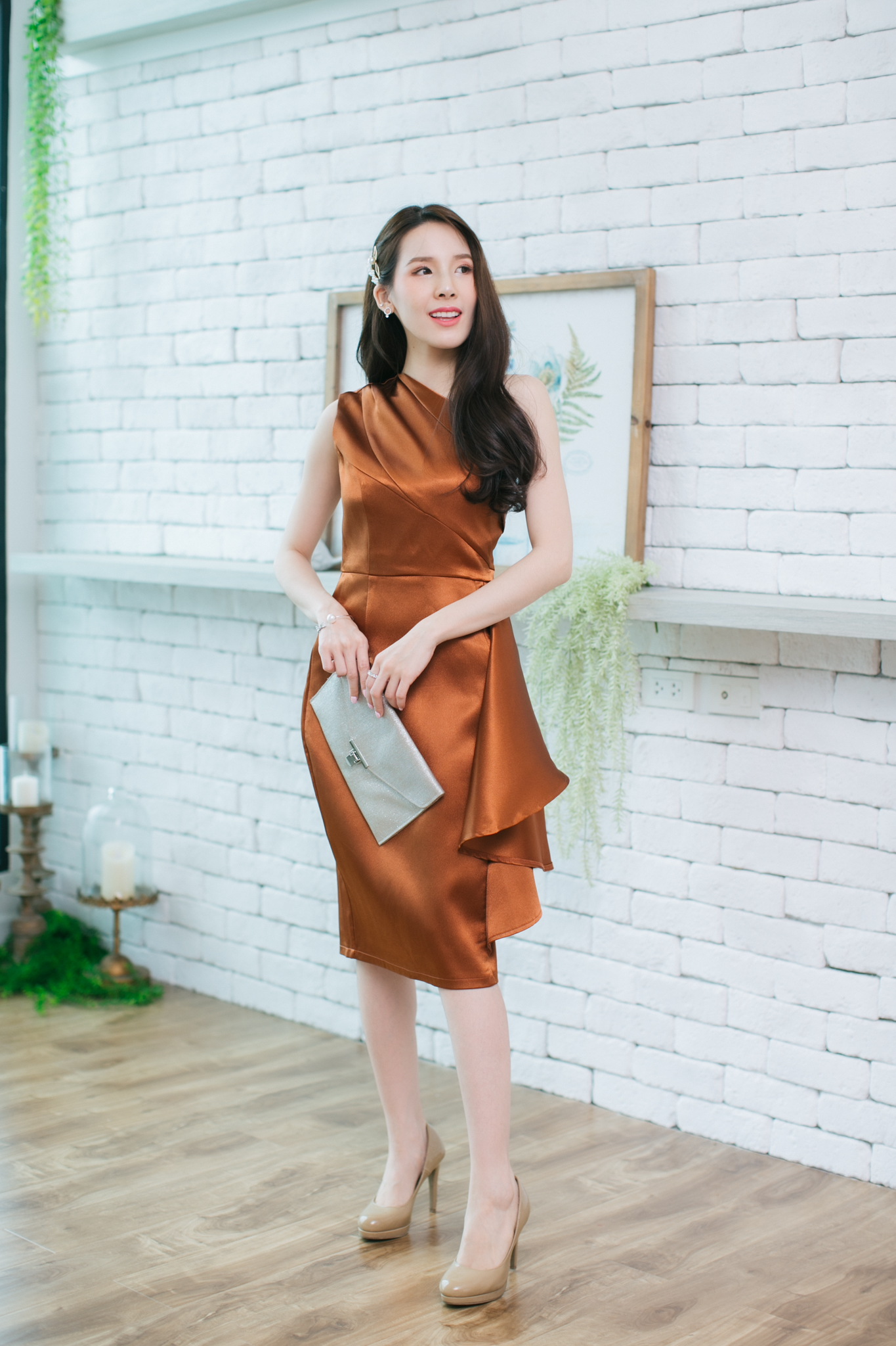 ชุดราตรีสั้นสีน้ำตาลอิฐ ไหล่เฉียง ทรงเข้ารูป เอวแต่งระบาย