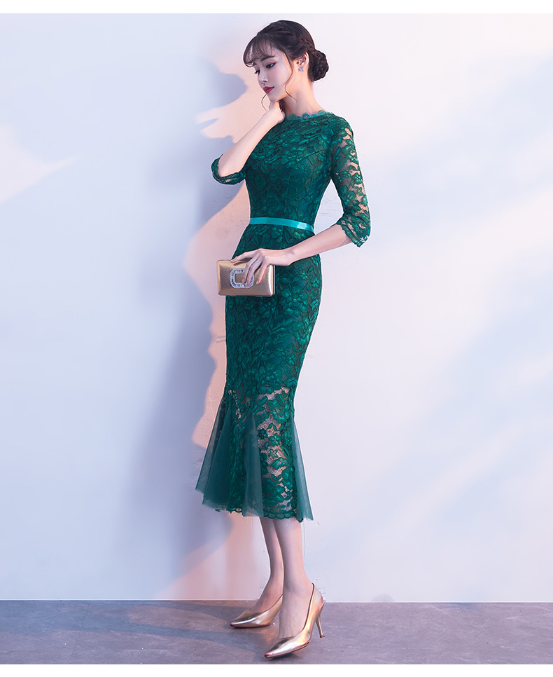 ชุดเดรสยาวสีเขียว ผ้าลูกไม้ คอปีน แขนสามส่วน ทรงเข้ารูปกระโปรงหางปลา