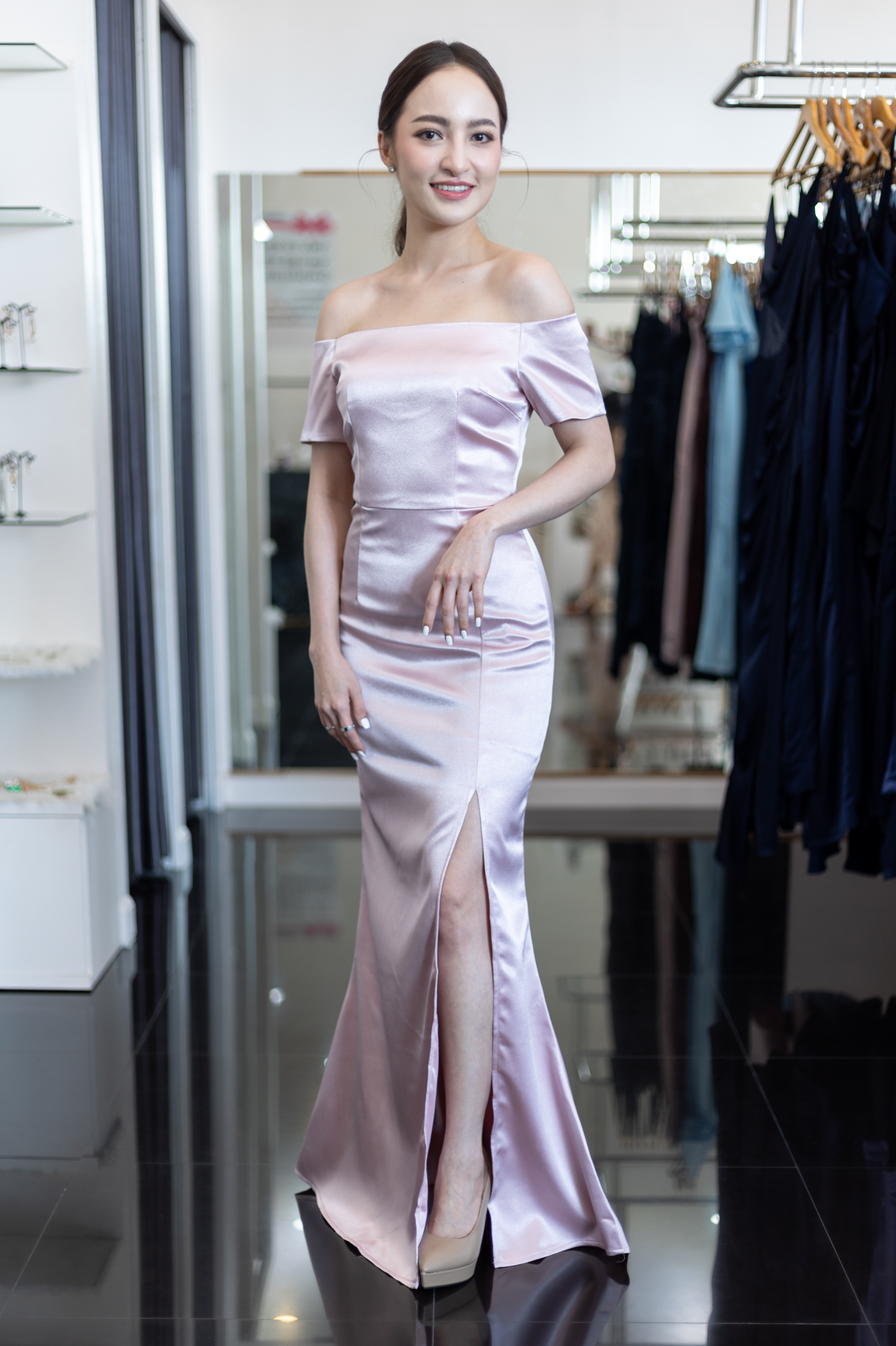 ชุดออกงานราตรียาวสีชมพู เปิดไหล่ เรียบหรูดูแพง สวยดูดี ใส่ออกงานราตรี ไปงานแต่งงาน งานเลี้ยง งานบายเนียร์