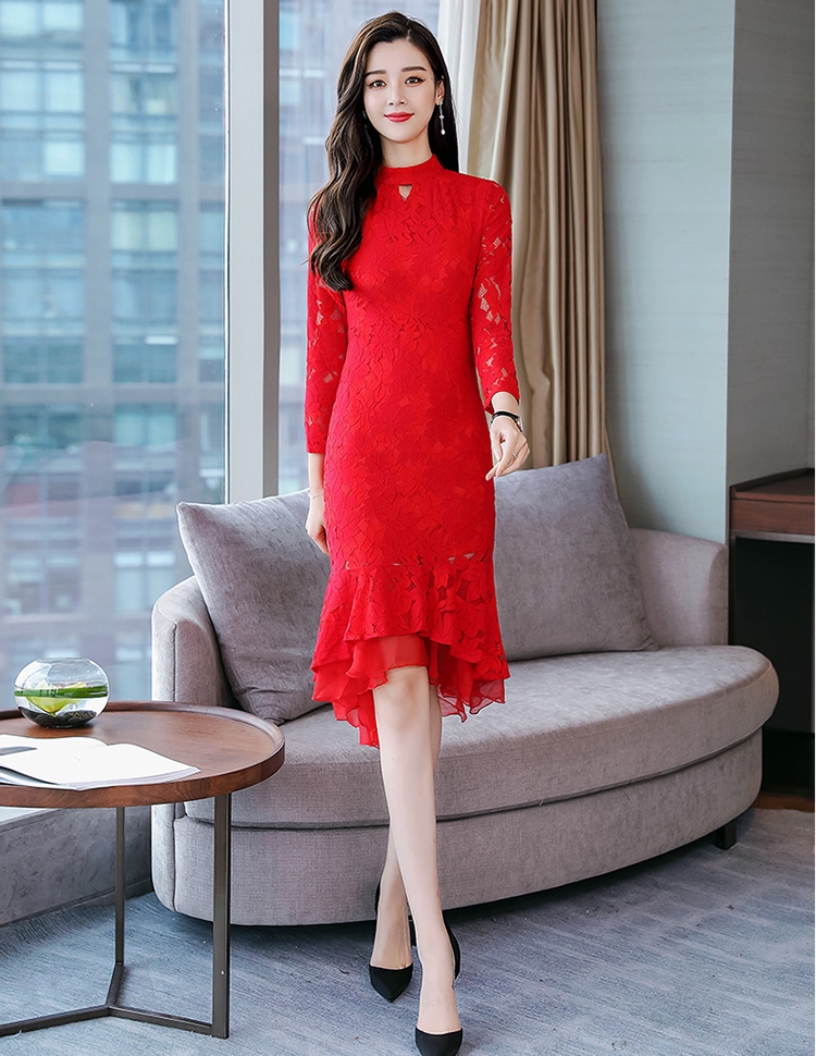 ชุดเดรสสั้นลูกไม้สีแดง คอเต๋า ทรงเข้ารูปกระโปรงหางปลาหน้าสั้น-หลังยาว