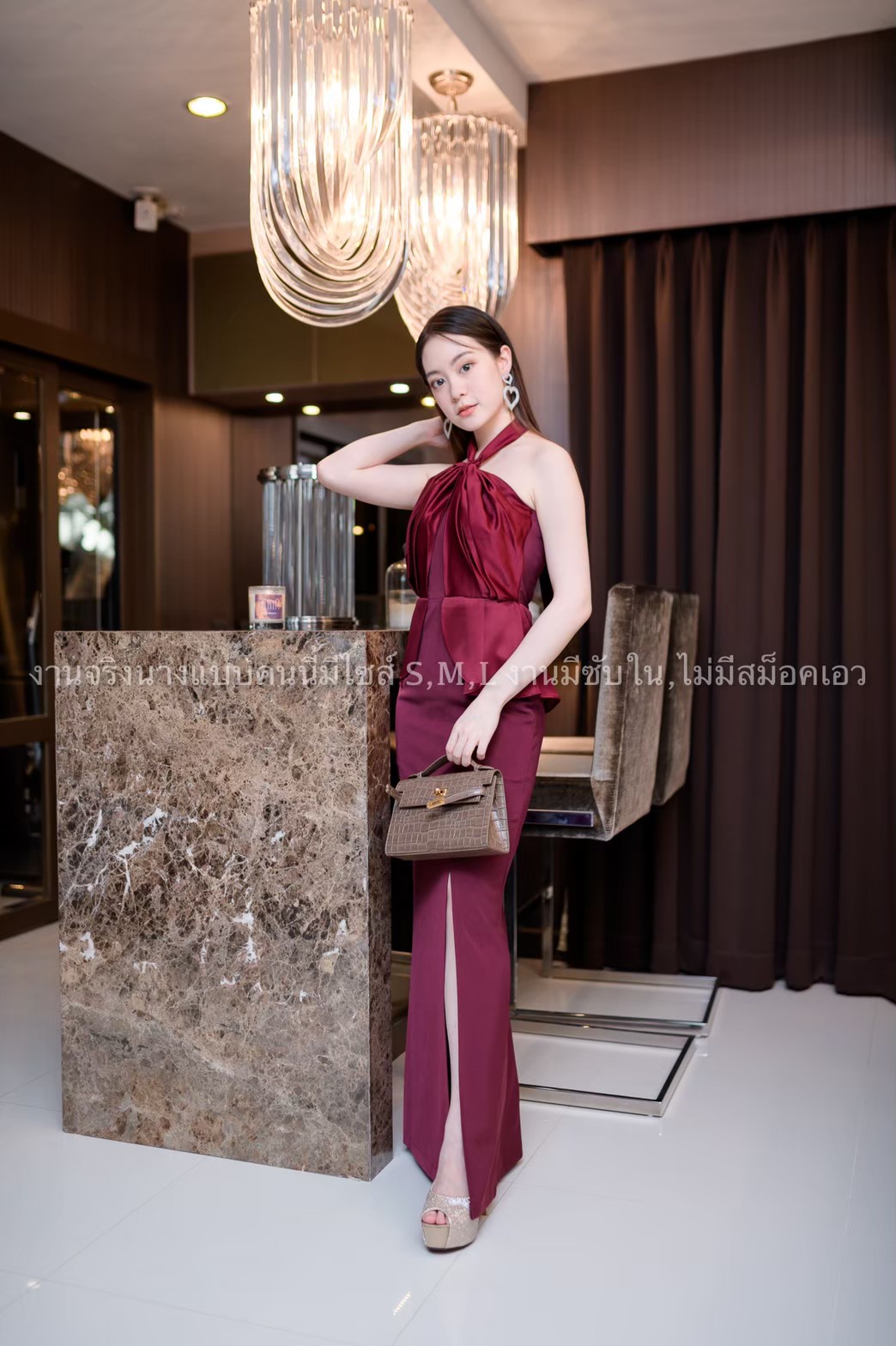 ชุดราตรี ชุดออกงาน ชุดไปงานแต่งงานสีแดง เดรสยาวออกงานคล้องคอผูกโบว์ เอวระบาย ลุคเรียบหรูดูดี