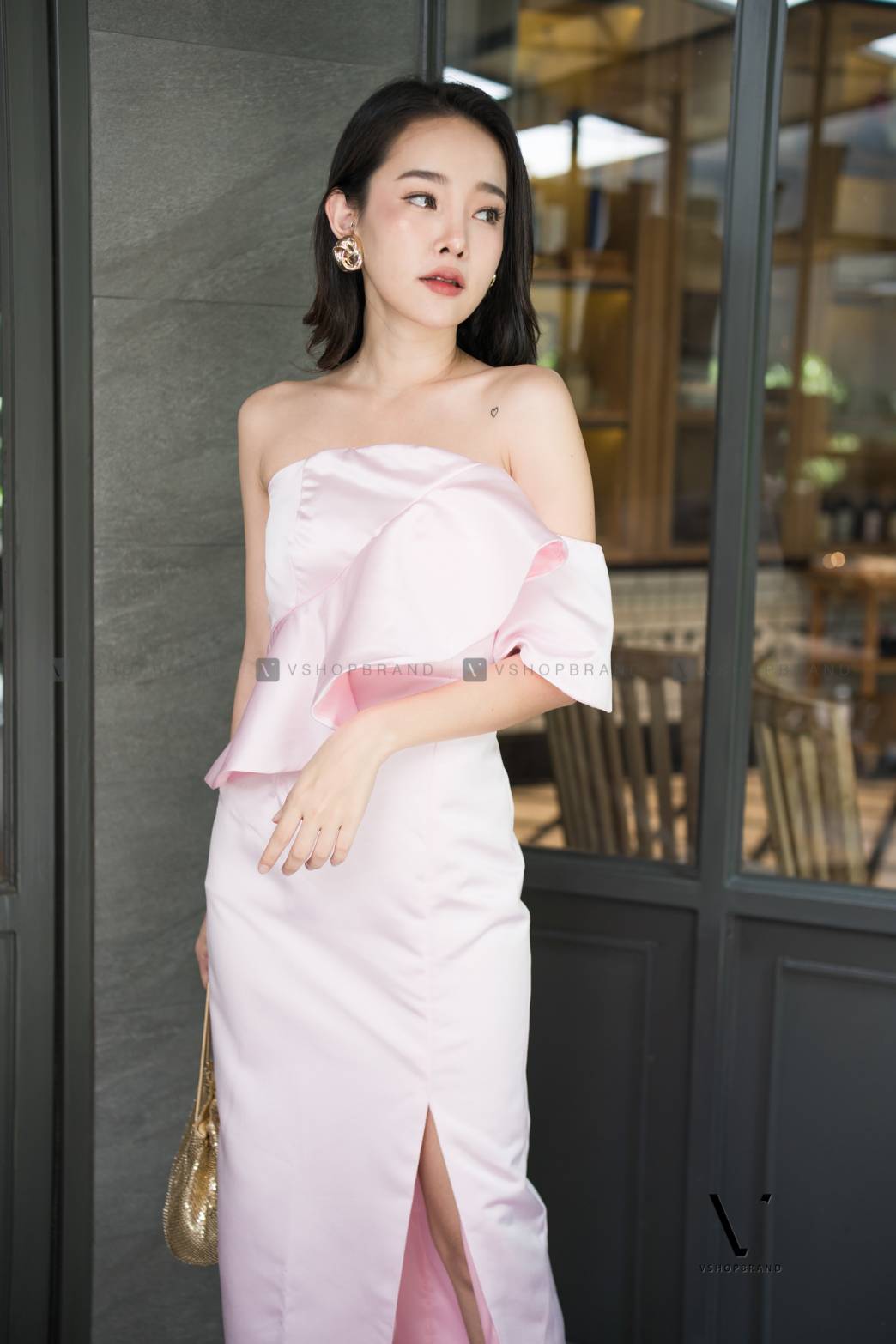 ชุดออกงานราตรียาว/ชุดไปงานแต่งงานสีชมพู เปิดไหล่ข้างเดียว อกแต่งระบาย กระโปรงยาวเข้ารูป