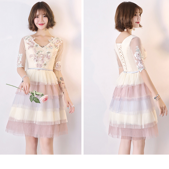 ชุดออกงานราตรีสั้นสีครีมเบจ ปักลายดอกไม้ แขนสามส่วน ทรงสั้นทรงขนมชั้น แนวสวยหวาน น่ารักๆ
