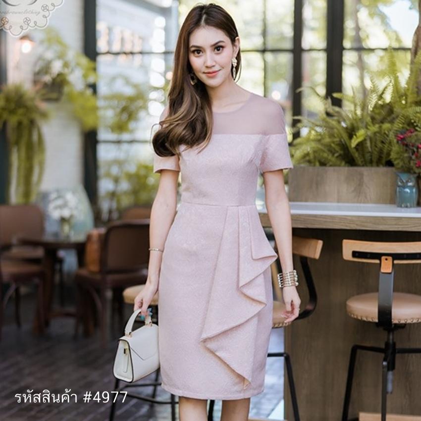 ชุดเดรสออกงานสีชมพู ทรงเข้ารูป ผ้าอัดลาย ช่วงไหล่ซีทรู เอวแต่งจีบ ทรงเข้ารูป เรียบหรู สวย ดูดี ใส่เป็นชุดราตรี ชุดออกงาน ชุดไปงานแต่งงาน กลางวัน กลางคืน