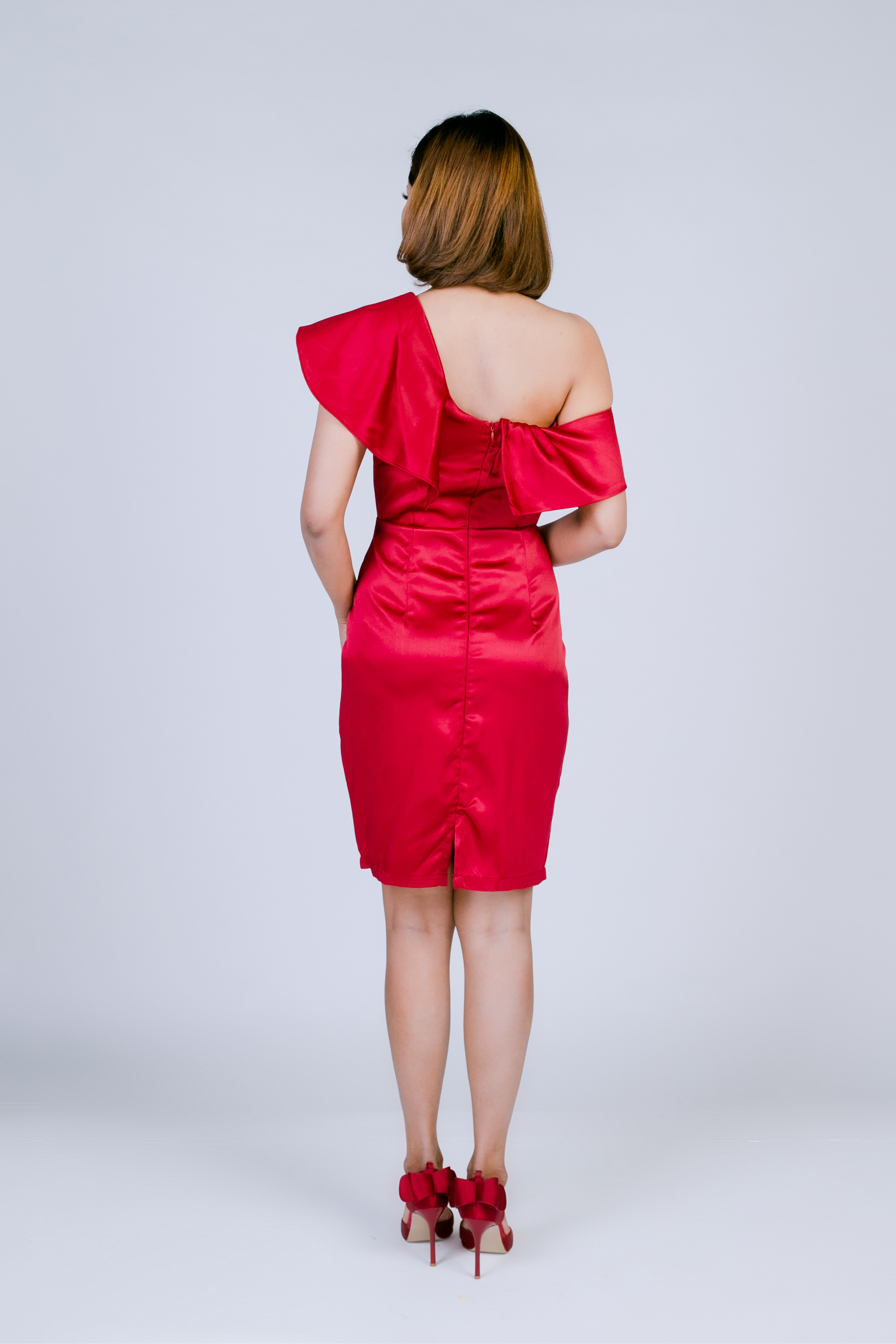 ชุดราตรี ชุดออกงาน ชุดไปงานแต่งงานสีแดง ไหล่เฉียงคล้องแขน ทรงเข้ารูป กระโปรงทรงกระสอบ แนวเรียบๆ สวยหรูดูแพง ใส่ได้ทั้งงานกลางวัน-งานกลางคืน