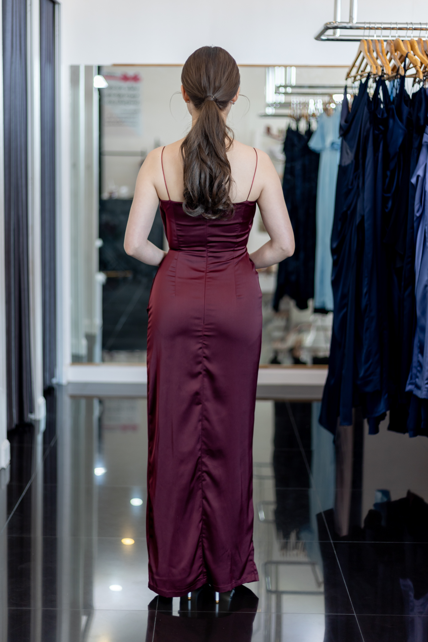 ชุดออกงานราตรีสีแดงไวน์ สายเดี่ยว คอถ่วง ลุคเรียบหรู สวยดูดีแอบเซ็กซี่นิดๆ เหมาะสำหรับใส่เป็นชุดราตรี ชุดไปงานแต่งงาน ชุดเพื่อนเจ้าสาว ชุดไปงานเลี้ยงต่างๆ