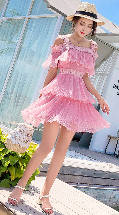 ชุดเทียวทะเล เดรสสั้นสีชมพู กระโปรงสั้นทรงขนมชั้นแต่งระบายสองชั่น
