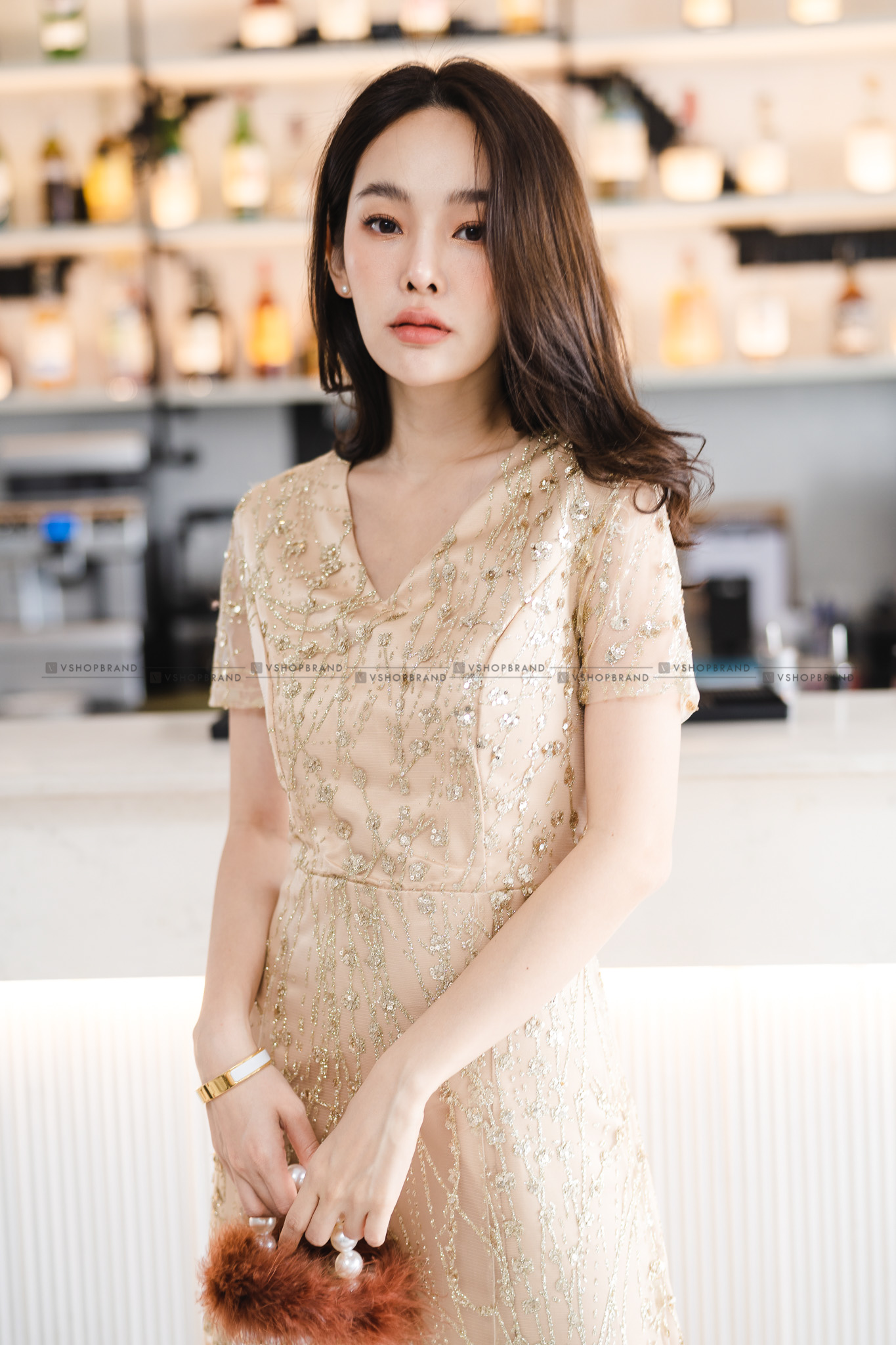 ชุดออกงานราตรียาวสีทอง ผ้ากากเพชรคริสตรัลระยิบระยับ แขนสั้น กระโปรงยาวทรงเอบาน แนวเรียบหรู สวยสง่า ดูแพง เหมาะสำหรับใส่ออกงานราตรี ไปงานแต่งกลางคืน