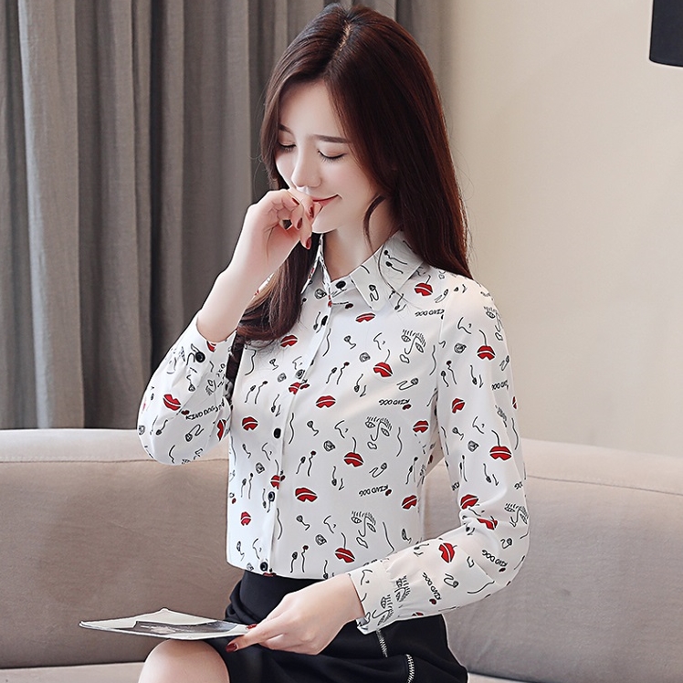 เสื้อเชิ้ตผู้หญิงสีขาวลายปากสีแดง คอปก กระดุมหน้า แขนยาว