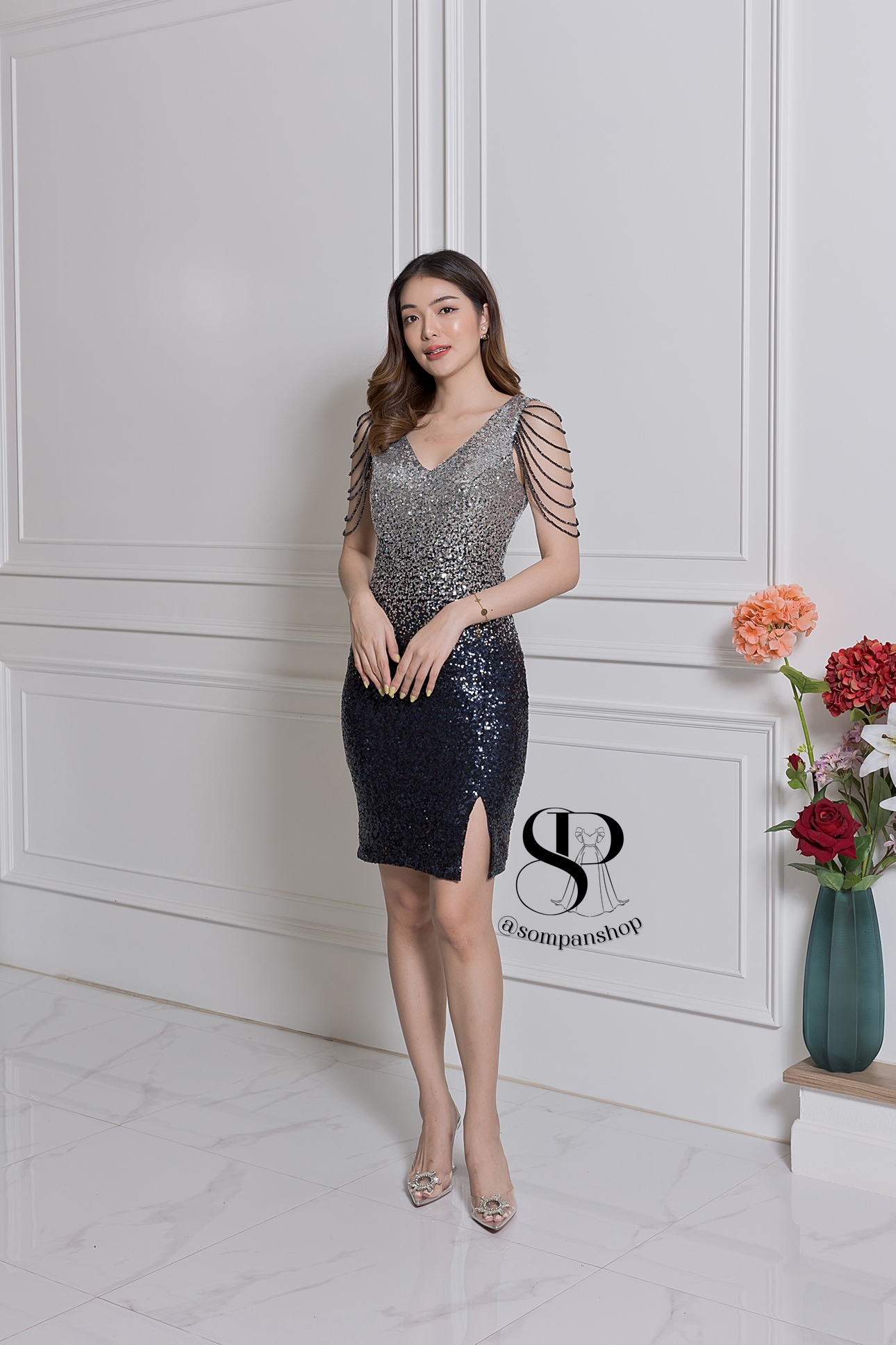 ชุดราตรีสั้นสีกรมท่า แขนกุดแต่งลูกปัด ปักเลื่อม ทรงเข้ารูป แนวเรียบหรู สวยดูแพง ใส่ออกงานราตรี งานแต่งงานกลางคืน ชุดงานประกวด งานรับรางวัล