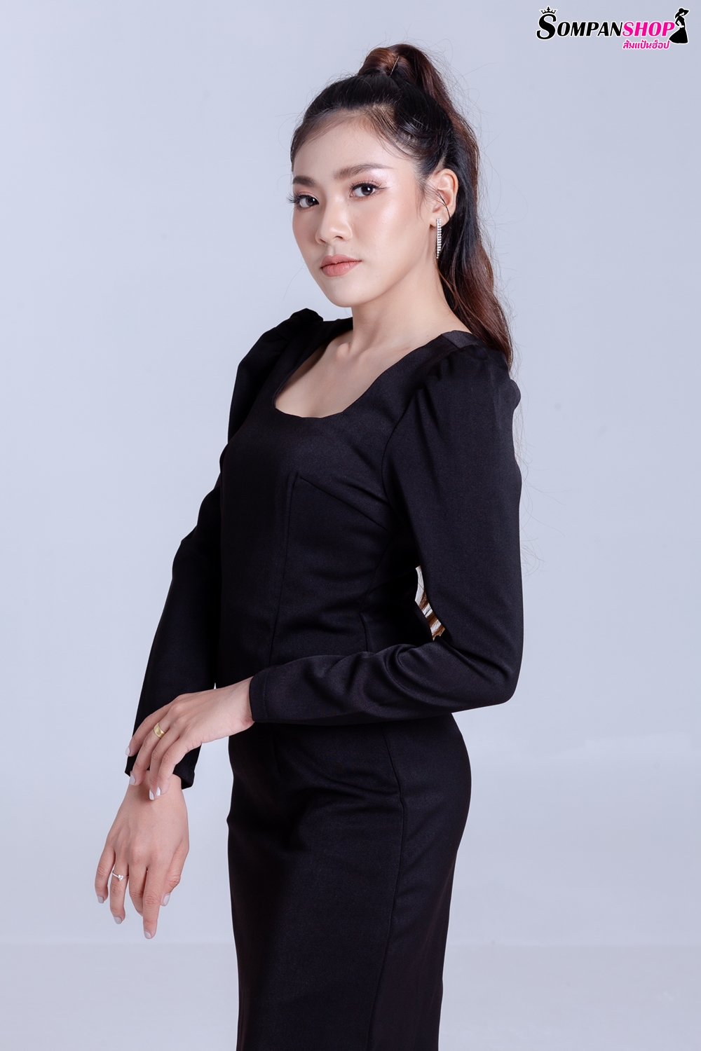 ชุดเดรสสั้นสีดำ เดรสทรงตรง แขนยาว แนวเรียบๆ สวยใส่ดูดี ใส่ทำงานได้ ใส่ไปงานกลางวันได้